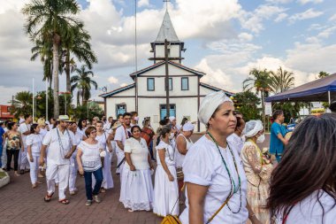 Bazı insanlar Yaşlı Siyahların Geçit Töreni için kilisenin önünde toplandı. 