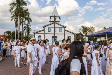 Bazı insanlar Yaşlı Siyahların Geçit Töreni için kilisenin önünde toplandı. 