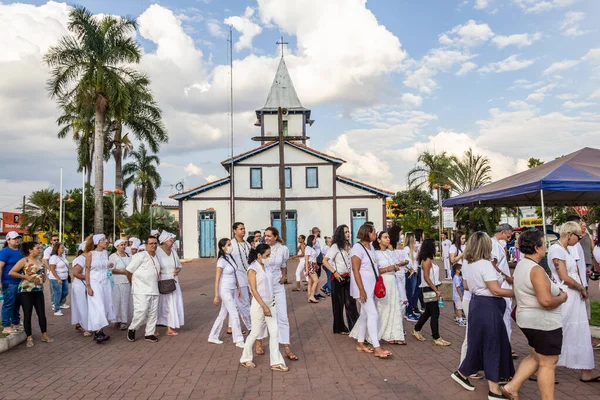 Bazı insanlar Yaşlı Siyahların Geçit Töreni için kilisenin önünde toplandı. 