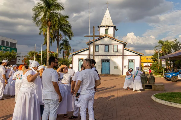 Bazı insanlar Yaşlı Siyahların Geçit Töreni için kilisenin önünde toplandı. 