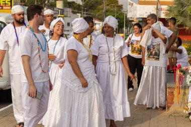 Bazı insanlar Aparecida de Goiania 'daki Yaşlı Siyahların geçit töreninde şarkı söyler, dans eder ve perküsyon enstrümanları çalarlar..
