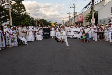 Bir grup insan, Aparecida de Goiania 'daki Pretos Velhos geçit töreninde Capoeira savaşını gösteriyor..
