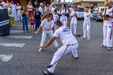 Bir grup insan, Aparecida de Goiania 'daki Yaşlı Siyah Geçit Töreni' nde Capoeira savaşını gösteriyor..