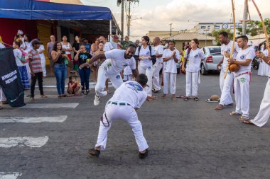 Bir grup insan, Aparecida de Goiania 'daki Yaşlı Siyah Geçit Töreni' nde Capoeira savaşını gösteriyor..