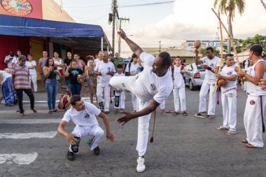 Bir grup insan, Aparecida de Goiania 'daki Yaşlı Siyah Geçit Töreni' nde Capoeira savaşını gösteriyor..