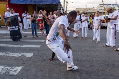 Bir grup insan, Aparecida de Goiania 'daki Yaşlı Siyah Geçit Töreni' nde Capoeira savaşını gösteriyor..