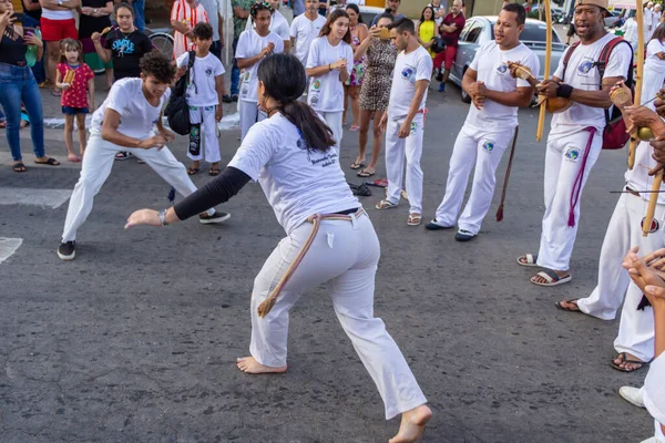 Bir grup insan, Aparecida de Goiania 'daki Pretos Velhos geçit töreninde Capoeira savaşını gösteriyor..