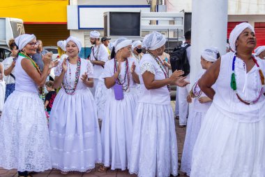 Geleneksel beyaz elbiseli Baianalar. Bazı insanlar Aparecida de Goiania 'daki Pretos Velhos geçit töreni için toplandı..