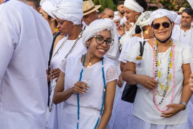 Bazı insanlar Aparecida de Goiania 'nın merkezindeki Yaşlı Siyahların geçit töreni için toplandı..