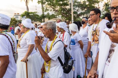 Bazı insanlar Aparecida de Goiania 'nın merkezindeki Yaşlı Siyahların geçit töreni için toplandı..