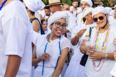 Bazı insanlar Aparecida de Goiania 'nın merkezindeki Yaşlı Siyahların geçit töreni için toplandı..