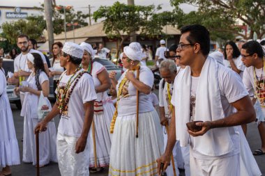 Bazı insanlar Aparecida de Goiania 'nın merkezindeki Yaşlı Siyahların geçit töreni için toplandı..