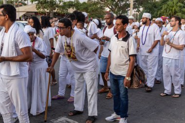 Bazı insanlar Aparecida de Goiania 'nın merkezindeki Yaşlı Siyahların geçit töreni için toplandı..