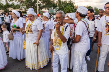 Bazı insanlar Aparecida de Goiania 'nın merkezindeki Yaşlı Siyahların geçit töreni için toplandı..
