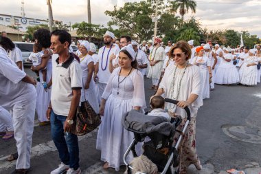 Bazı insanlar Aparecida de Goiania 'nın merkezindeki Yaşlı Siyahların geçit töreni için toplandı..