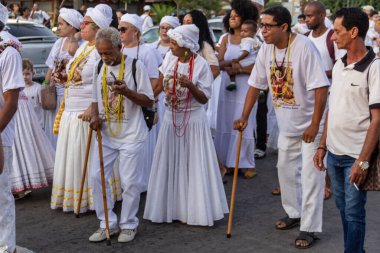 Bazı insanlar Aparecida de Goiania 'nın merkezindeki Yaşlı Siyahların geçit töreni için toplandı..