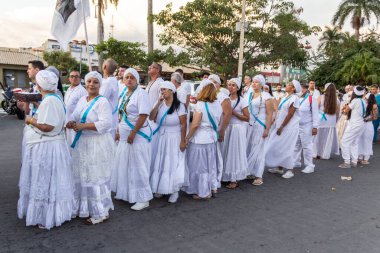 Bazı insanlar Aparecida de Goiania 'nın merkezindeki Yaşlı Siyahların geçit töreni için toplandı..