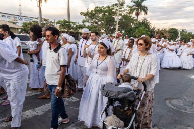 Bazı insanlar Aparecida de Goiania 'nın merkezindeki Yaşlı Siyahların geçit töreni için toplandı..
