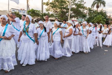 Bazı insanlar Aparecida de Goiania 'nın merkezindeki Yaşlı Siyahların geçit töreni için toplandı..