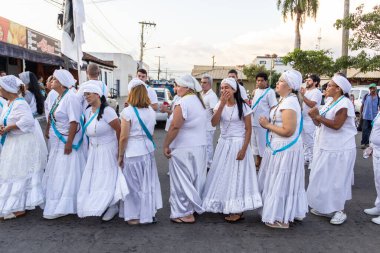 Bazı insanlar Aparecida de Goiania 'nın merkezindeki Yaşlı Siyahların geçit töreni için toplandı..