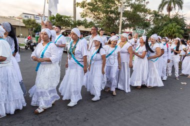 Bazı insanlar Aparecida de Goiania 'nın merkezindeki Yaşlı Siyahların geçit töreni için toplandı..