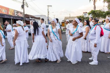 Bazı insanlar Aparecida de Goiania 'nın merkezindeki Yaşlı Siyahların geçit töreni için toplandı..
