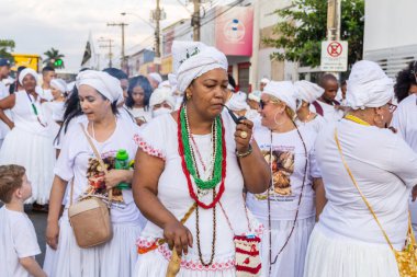 Bazı insanlar Aparecida de Goiania 'nın merkezindeki Yaşlı Siyahların geçit töreni için toplandı..