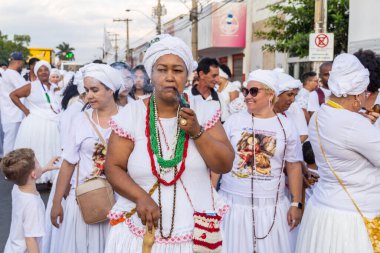 Bazı insanlar Aparecida de Goiania 'nın merkezindeki Yaşlı Siyahların geçit töreni için toplandı..