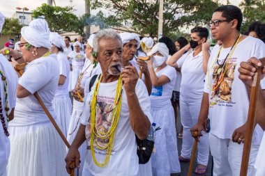 Bazı insanlar Aparecida de Goiania 'nın merkezindeki Yaşlı Siyahların geçit töreni için toplandı..