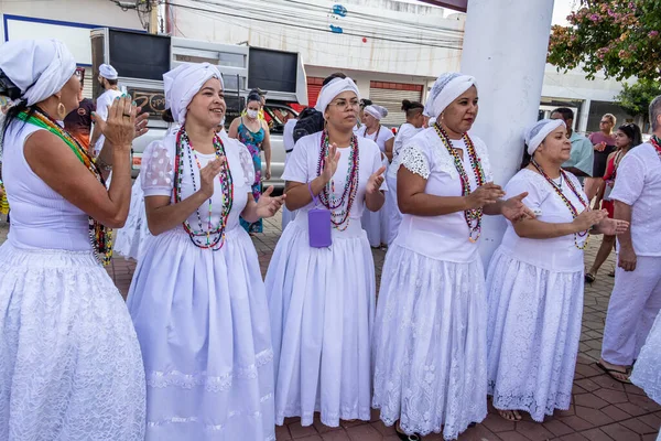 Geleneksel beyaz elbiseli Baianalar. Bazı insanlar Aparecida de Goiania 'daki Pretos Velhos geçit töreni için toplandı..