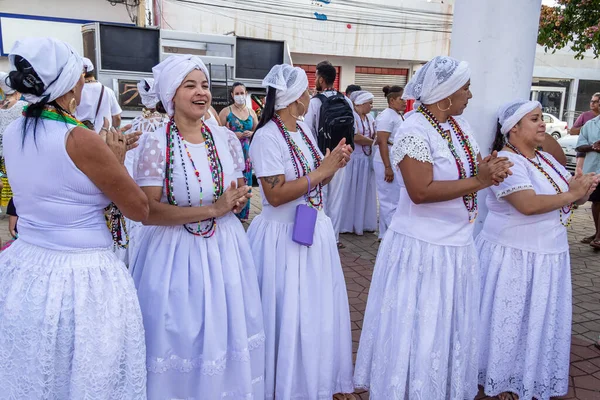 伝統的な白い服のバヤナ アパラチダ ゴイアニア市のプレトス ヴェロスの行列のために集まった人々 — ストック写真