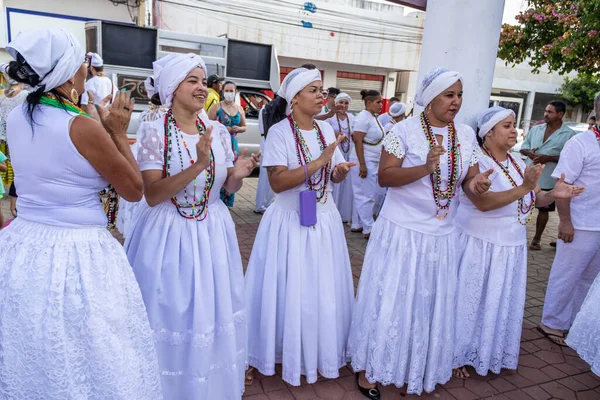 Geleneksel beyaz elbiseli Baianalar. Bazı insanlar Aparecida de Goiania 'daki Pretos Velhos geçit töreni için toplandı..