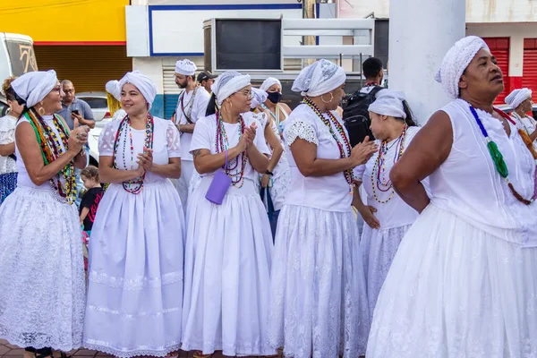Geleneksel beyaz elbiseli Baianalar. Bazı insanlar Aparecida de Goiania 'daki Pretos Velhos geçit töreni için toplandı..