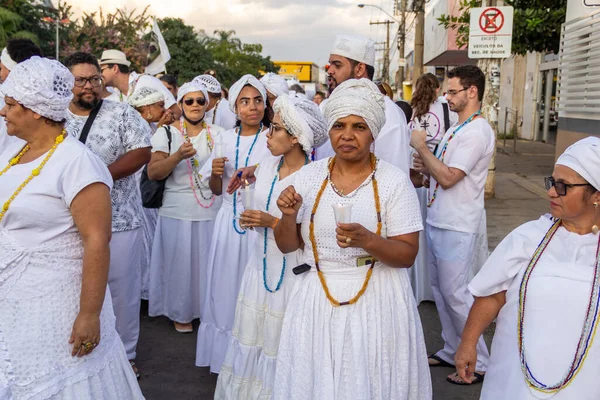 Bazı insanlar Aparecida de Goiania 'nın merkezindeki Yaşlı Siyahların geçit töreni için toplandı..