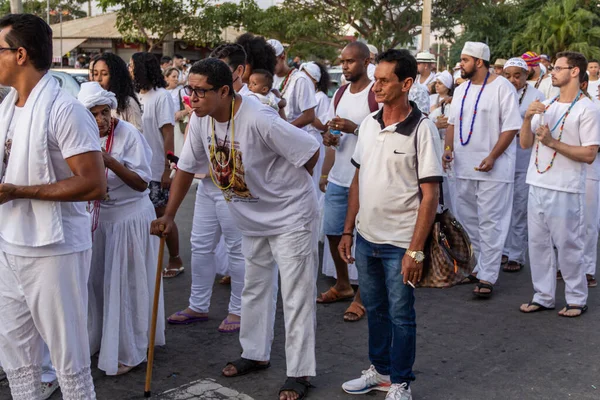 Bazı insanlar Aparecida de Goiania 'nın merkezindeki Yaşlı Siyahların geçit töreni için toplandı..
