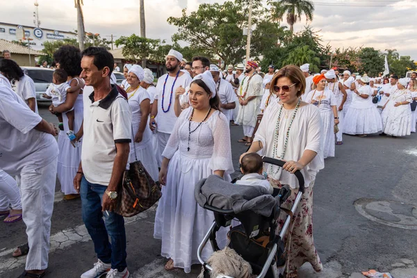 Bazı insanlar Aparecida de Goiania 'nın merkezindeki Yaşlı Siyahların geçit töreni için toplandı..