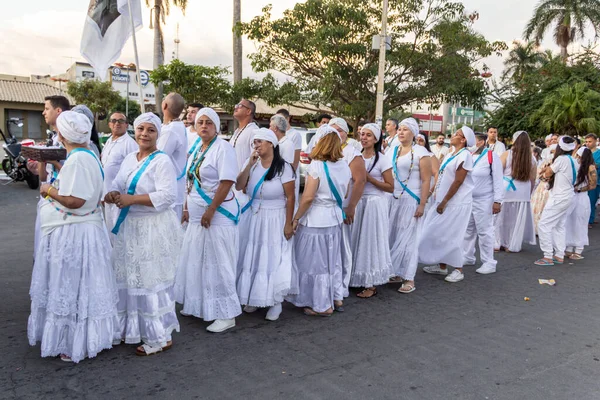 Bazı insanlar Aparecida de Goiania 'nın merkezindeki Yaşlı Siyahların geçit töreni için toplandı..