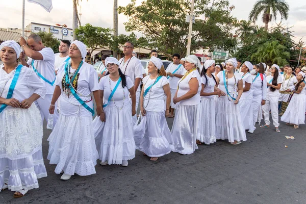 Bazı insanlar Aparecida de Goiania 'nın merkezindeki Yaşlı Siyahların geçit töreni için toplandı..