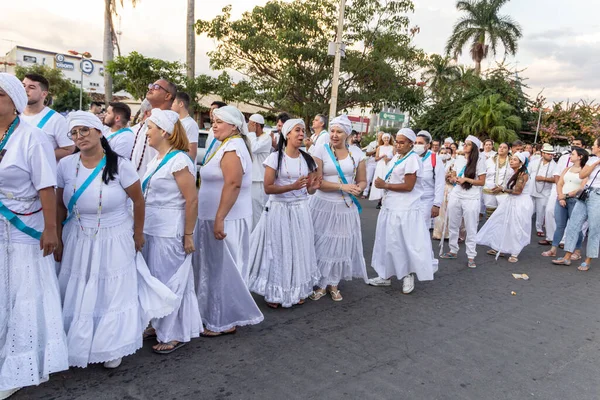 Bazı insanlar Aparecida de Goiania 'nın merkezindeki Yaşlı Siyahların geçit töreni için toplandı..