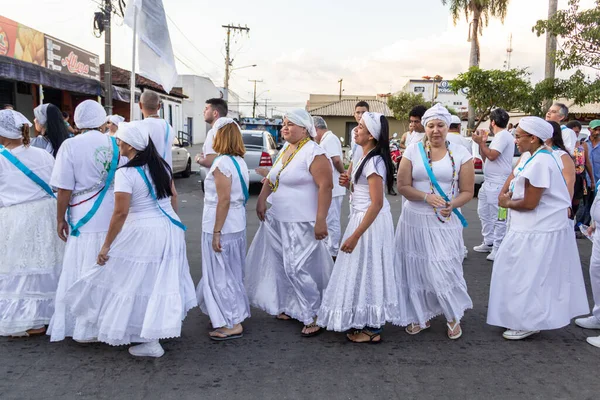 Bazı insanlar Aparecida de Goiania 'nın merkezindeki Yaşlı Siyahların geçit töreni için toplandı..