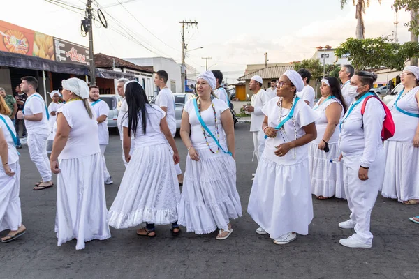 Bazı insanlar Aparecida de Goiania 'nın merkezindeki Yaşlı Siyahların geçit töreni için toplandı..