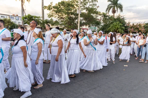 Bazı insanlar Aparecida de Goiania 'nın merkezindeki Yaşlı Siyahların geçit töreni için toplandı..