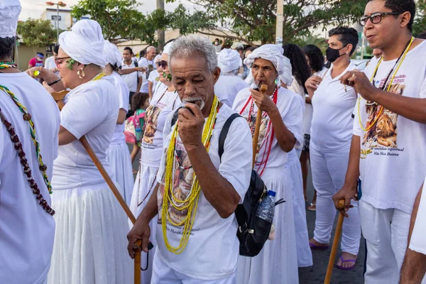 Bazı insanlar Aparecida de Goiania 'nın merkezindeki Yaşlı Siyahların geçit töreni için toplandı..