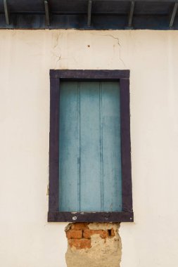 Aparecida de Goiania 'daki Nossa Senyora Aparecida Sığınağı' nın eski ahşap penceresinin ayrıntıları..