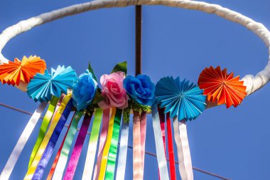 Kesik kağıt ve renkli kurdelelerden yapılmış yaratıcı bir parti dekorasyonu..