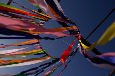 Renkli kurdelelerden yapılmış güzel ve yaratıcı bir parti dekorasyonu..