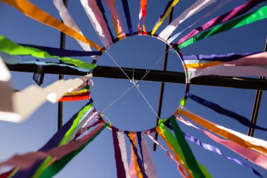 Renkli kurdelelerden yapılmış güzel ve yaratıcı bir parti dekorasyonu..