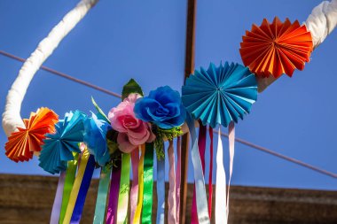 Kesik kağıt ve renkli kurdelelerden yapılmış yaratıcı bir parti dekorasyonu..