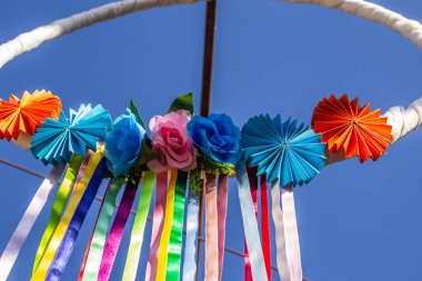 Kesik kağıt ve renkli kurdelelerden yapılmış yaratıcı bir parti dekorasyonu..