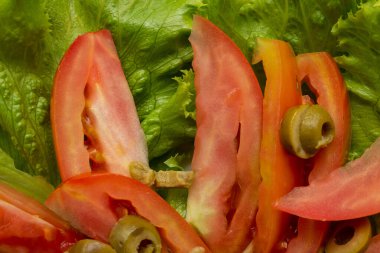 Marullar ve birkaç dilim domates bir tabağa dizilmiş, yemeye hazır..